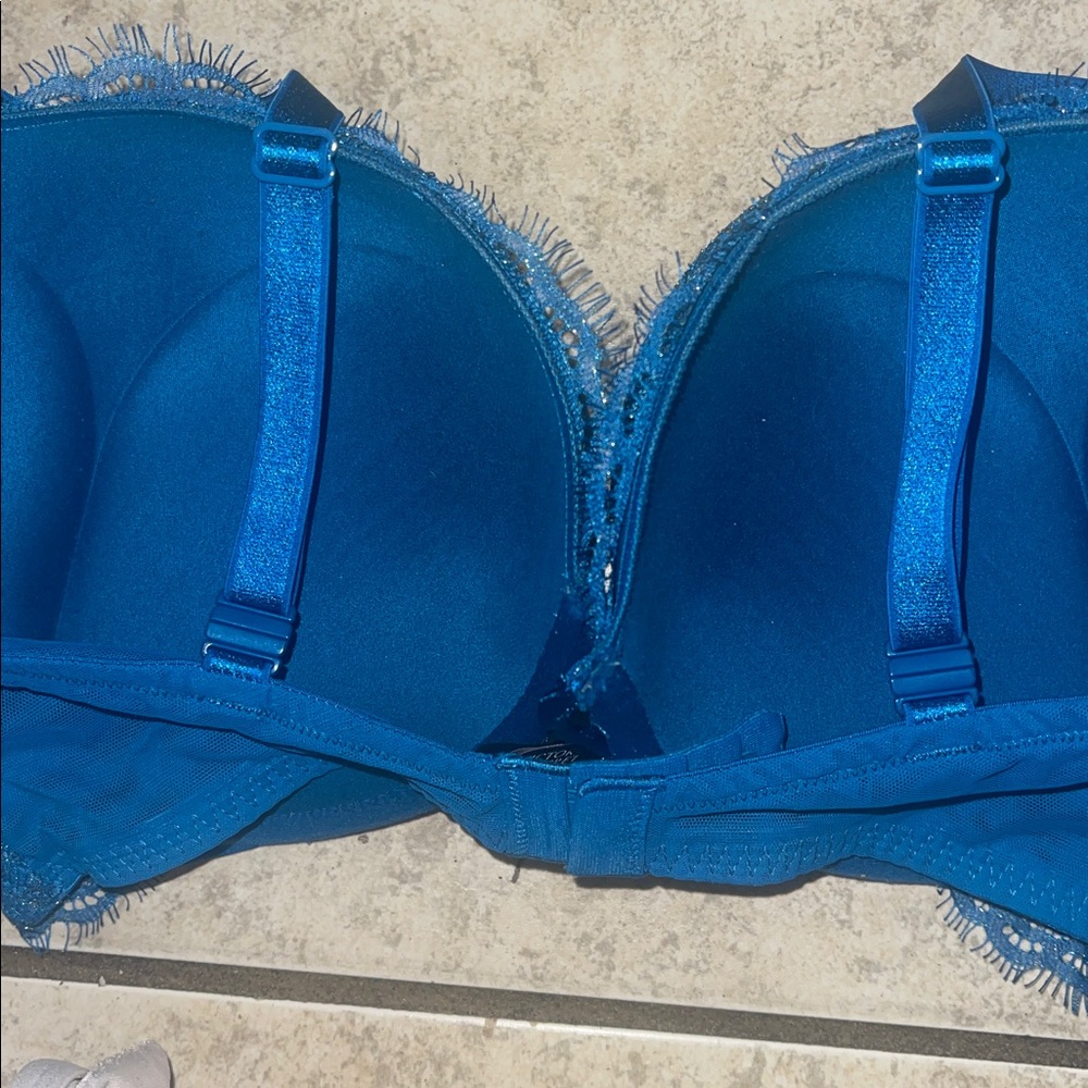 Victoria's Secret Fuchsia Lace Bras 38DD 3 total PREOWNED!! - Picture 9 of 13